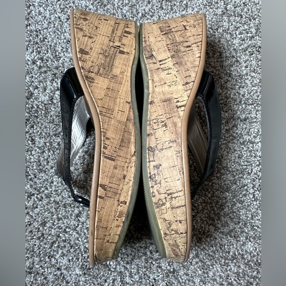 π€ 3/$30 ππ BLACK PATENT WEDGE SANDAL. SIZE 9.5. FAUX CORK. SO BRAND ππ - Picture 5 of 5